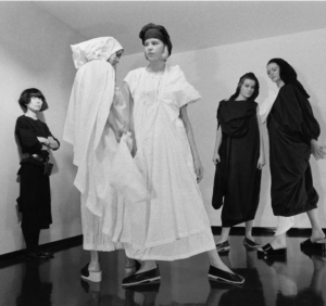 Рей Кавакубо с моделями в Comme des Garçons