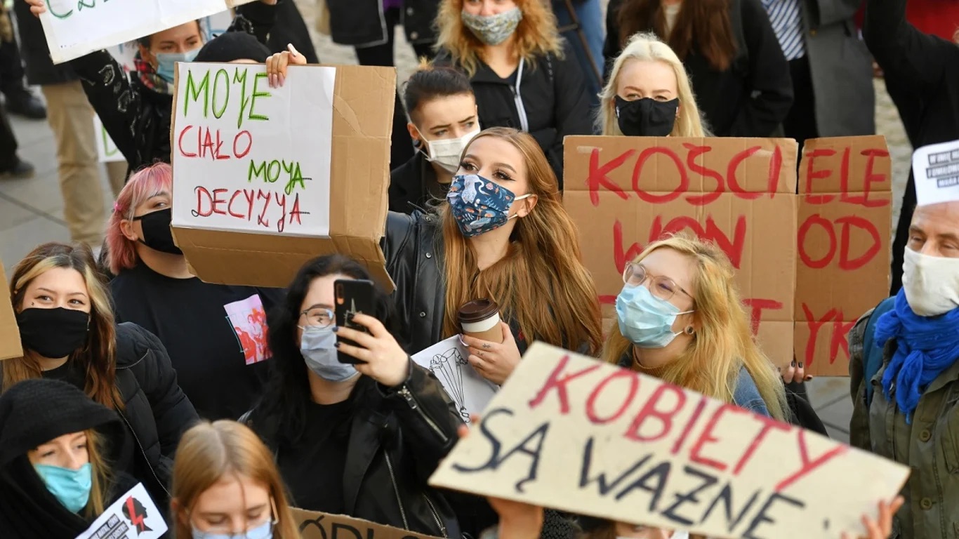 Жительницы Польши вновь вышли на митинг против закона об абортах