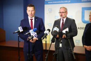 Министр здравоохранения Адам Недзельский и ректор Мазовецкой академии, доктор медицинских наук, профессор Мацей Слодки во время пресс-конференции в Сенатском зале Мазовецкой академии в Плоцке