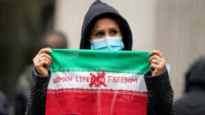 Девушка на митинге в поддержку Амини